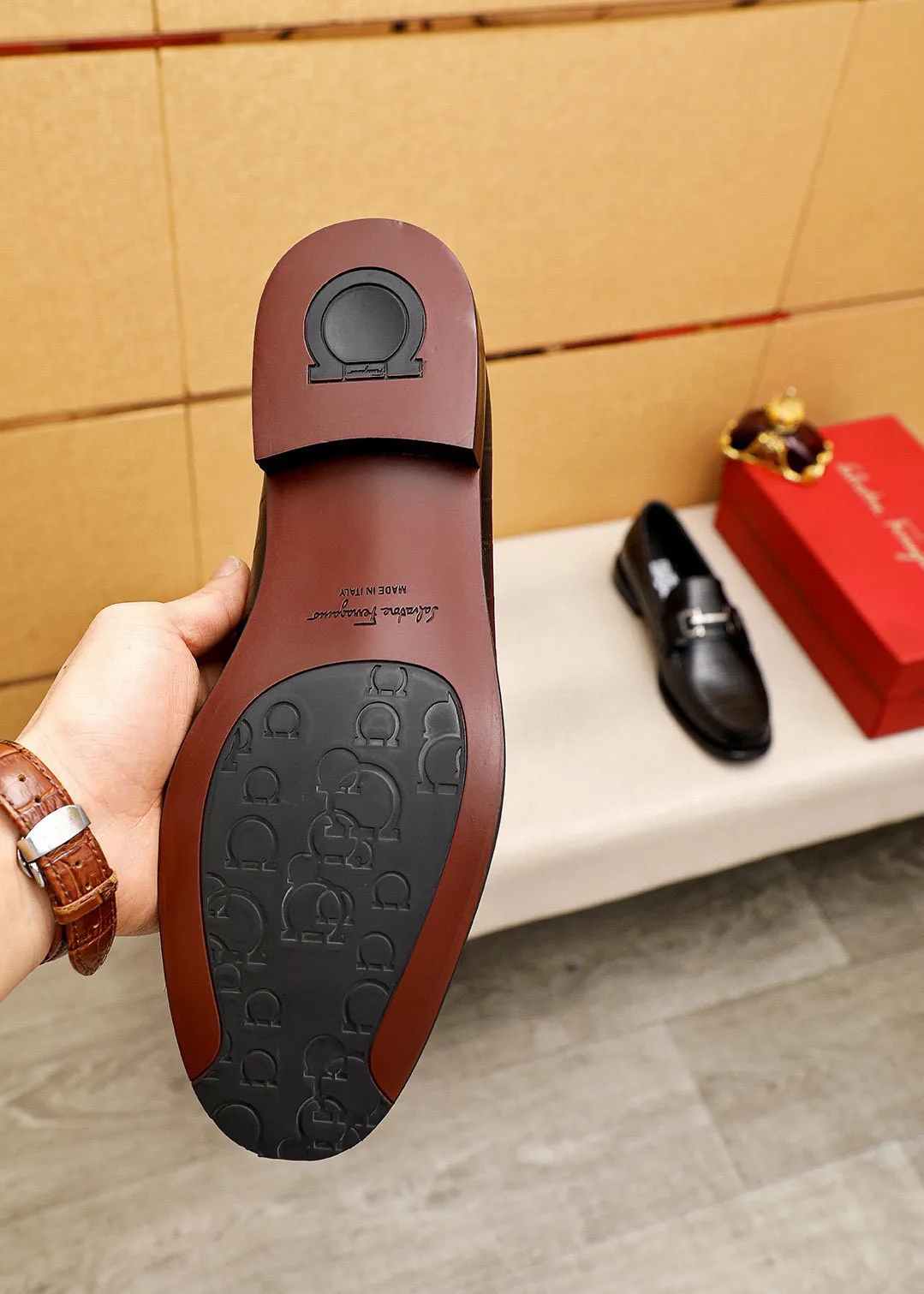 Men's shoes💰460💐 Product trademark: Ferragamo "Ferragamo" casual leather shoes Regular size: 38-44 (45.46🉑️customized) Product materials: Selected imported first-layer cowhide embossed upper + luxury hardware buckle, imported water-dyed cowhide leather lining. Strong three-dimensional visual effect, original outsole color: 1⃣️color optional